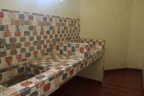 Chambre | Coin cuisine privé | Bouilloire électrique, batterie de cuisine, vaisselle et ustensiles