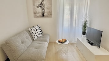 Televisión LED 81 cm con canales de televisión vía satélite, televisión
