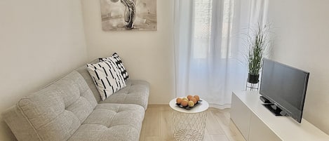 Apartamento estándar, 1 habitación | Zona de estar | Televisión LED de 81 cm con canales por satélite, una televisión