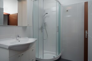Comfort Apartment, City View | Bathroom | Shower, free toiletries, hair dryer, slippers - Apartments Antons (Pula)
