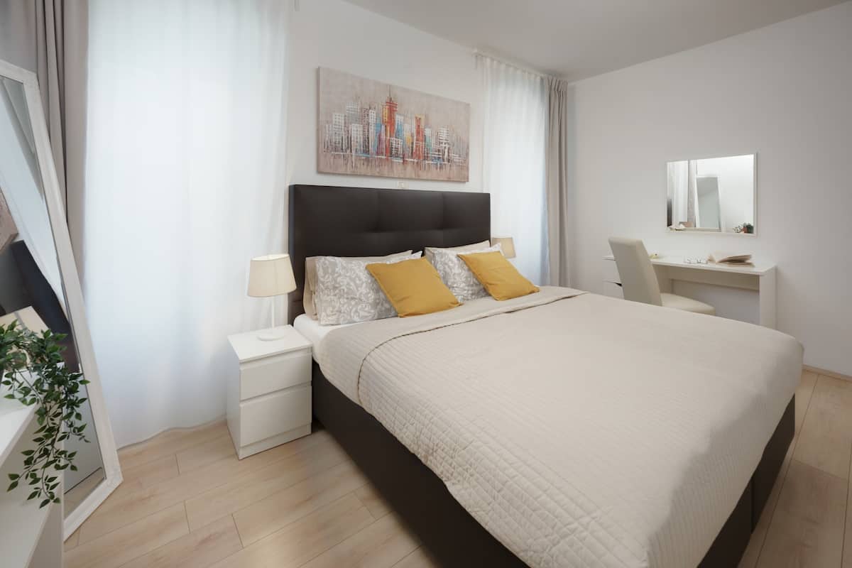 Comfort appartement, uitzicht op stad | Een kluis op de kamer, een bureau, een strijkplank/strijkijzer