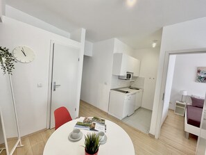 Refrigerador, microondas, placa de cocina, tetera/pava eléctrica