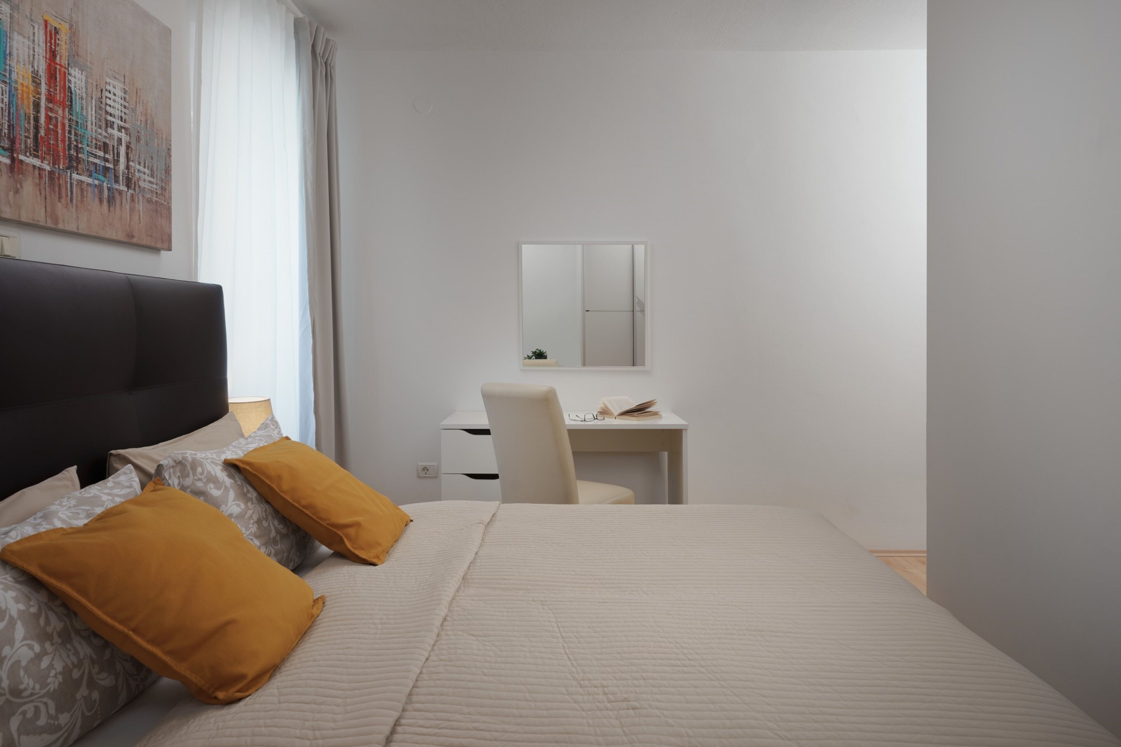 Une chambre d’hôtel avec un lit, un bureau et une chaise.