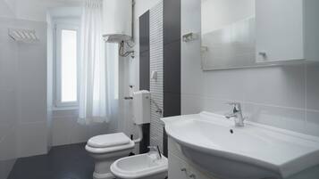 Comfort-Apartment, Stadtblick | Badezimmer