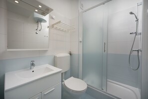Standard Apartment, Garden View | Bathroom | Shower, hair dryer, slippers, towels - Apartments Antons 2 (Pula)