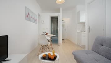 Standard-Apartment, Gartenblick | Wohnbereich | 81-cm-Flachbildfernseher mit Satellitenempfang, LCD-Fernseher