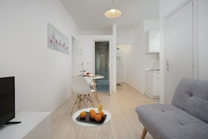 Standard Apartment, Garden View | Living area | 81-cm flat-screen TV with satellite channels, LCD TV - Apartments Antons 2 (Pula)