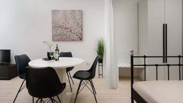 Classic-Studio | Essbereich im Zimmer