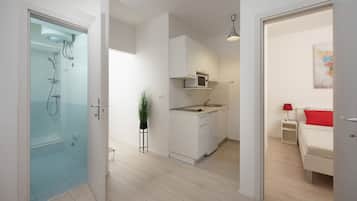 Apartamento estándar, vistas al jardín | Cocina privada | Frigorífico, microondas, placa de cocina y cafetera o tetera