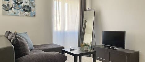 Classic-studio | Oleskelualue | 81–senttinen taulutelevisio, jossa satelliittikanavat