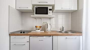 Classic Studio | Private kitchenette | Fridge, microwave, stovetop, coffee/tea maker
