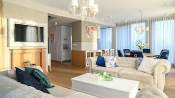 Lyxlägenhet | 1 sovrum, allergitestade sängkläder och värdeförvaringsskåp på rummet