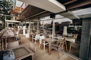 朝食 (コンチネンタル ブレックファスト)、毎日提供 (1 名様 65 PLN)