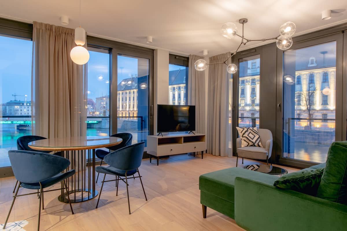 Suite Premier, 1 habitación, vista al río | Sala de estar | Televisión de pantalla plana y piso con calefacción