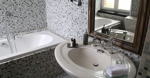 Habitación doble (4) | Baño | Bañera profunda y artículos de higiene personal gratuitos