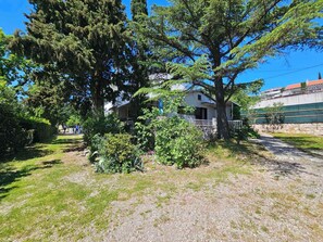 المنطقة المحيطة بالمنشأة