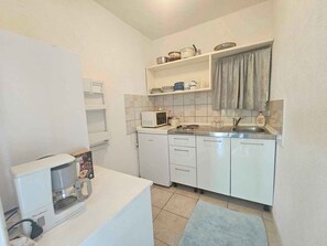 ثلاجة، ميكروويف، موقد طهي مسطح، مستلزمات طهي/أطباق/أوعية