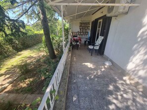 Outdoor dining - Holiday apartment close to the beach (Novi Vinodolski)