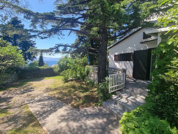 Property grounds - Holiday apartment close to the beach (Novi Vinodolski)