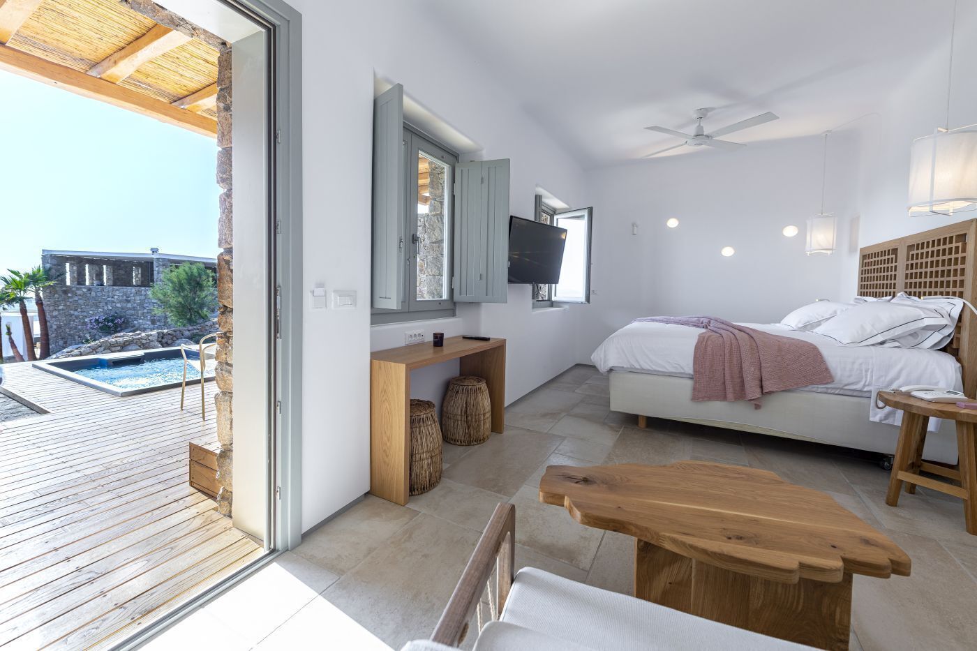 Suite, hidromasaje, vista al mar | 1 habitación, minibar, caja de seguridad en la habitación y escritorio 