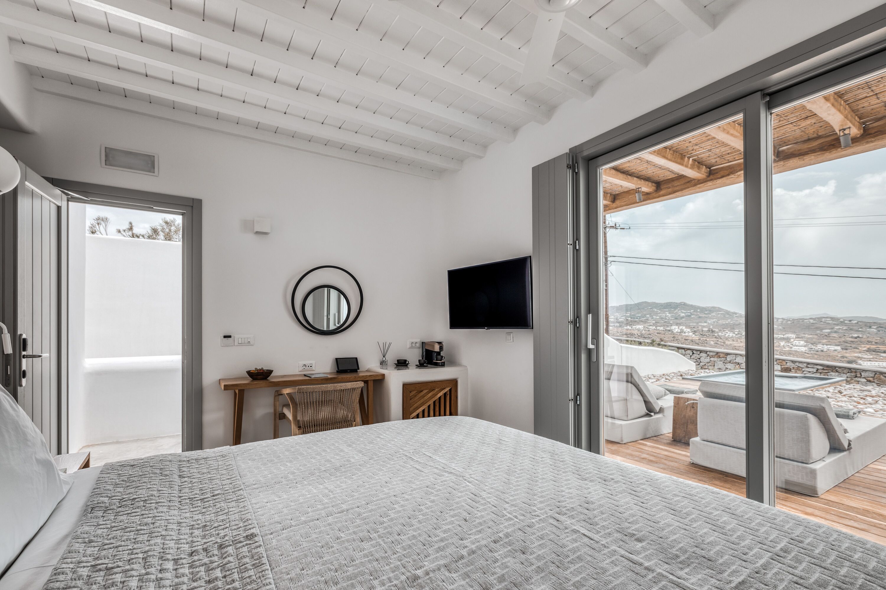 Suite Deluxe, hidromasaje, vista al mar | 1 habitación, minibar, caja de seguridad en la habitación y escritorio 