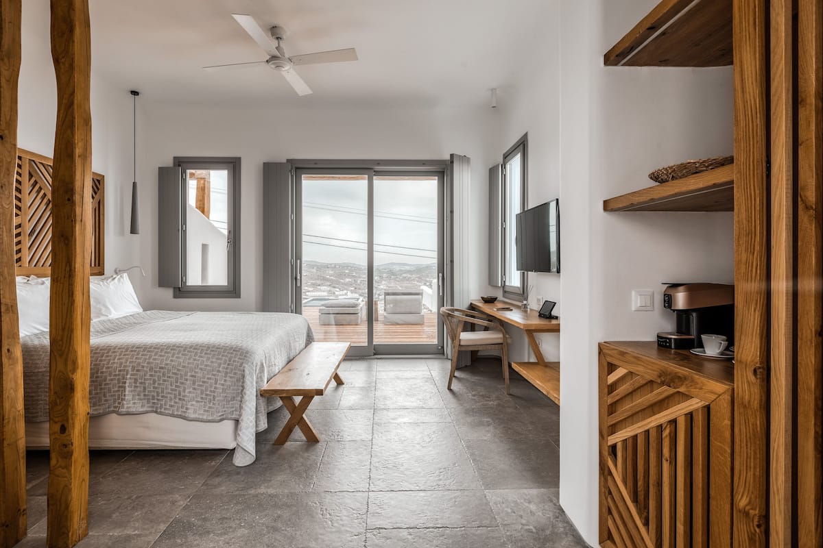 Suite – deluxe, massasjebadekar, sjøutsikt | 1 soverom, minibar, safe på rommet og skrivebord