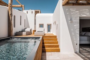 Superior Suite, Jetted Tub, Sea View | 1 bedroom, minibar, in-room safe, desk