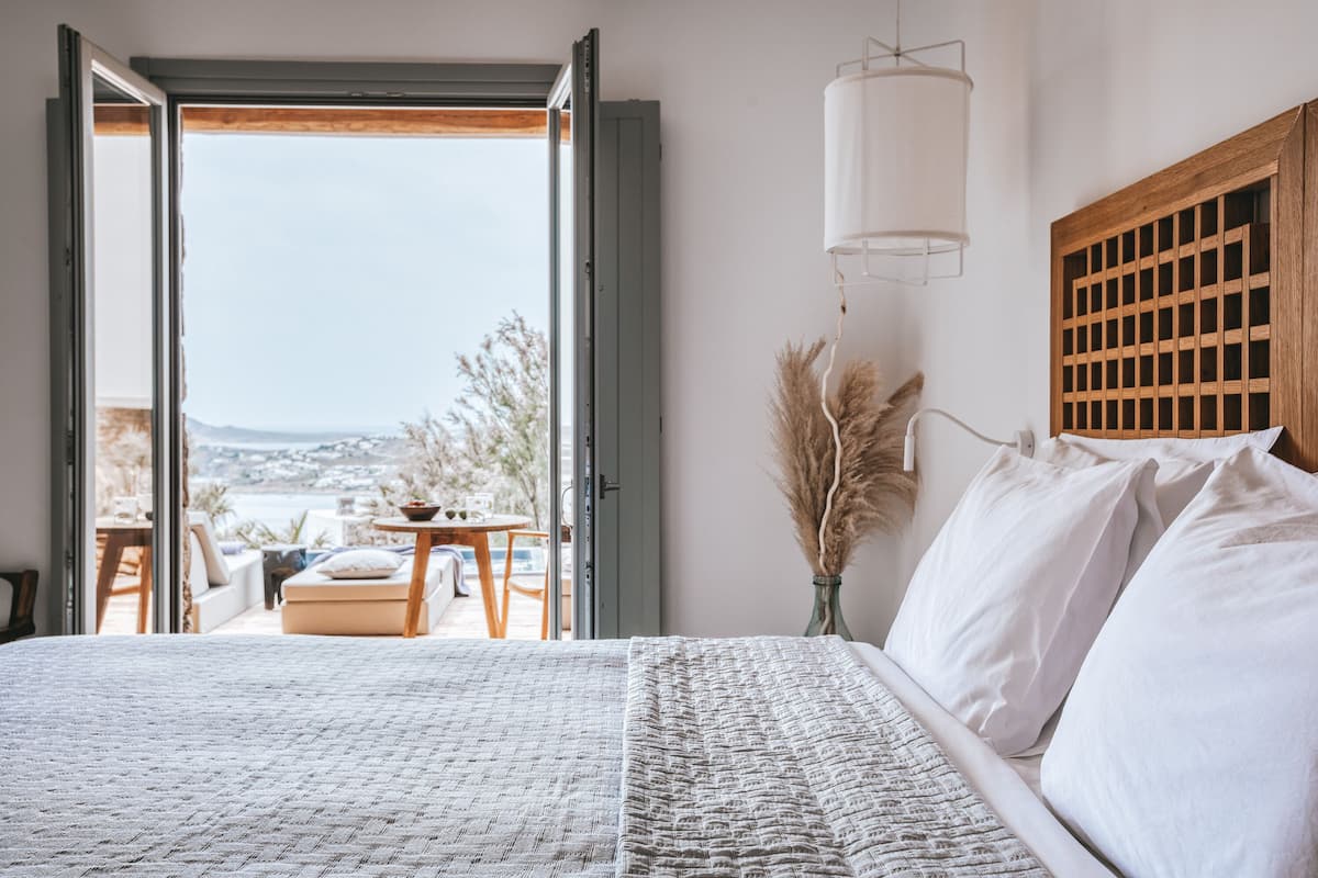 Suite, massasjebadekar, sjøutsikt | 1 soverom, minibar, safe på rommet og skrivebord
