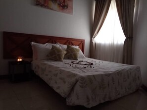 Caja de seguridad en la habitación y escritorio