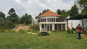 Vista frontal de la propiedad