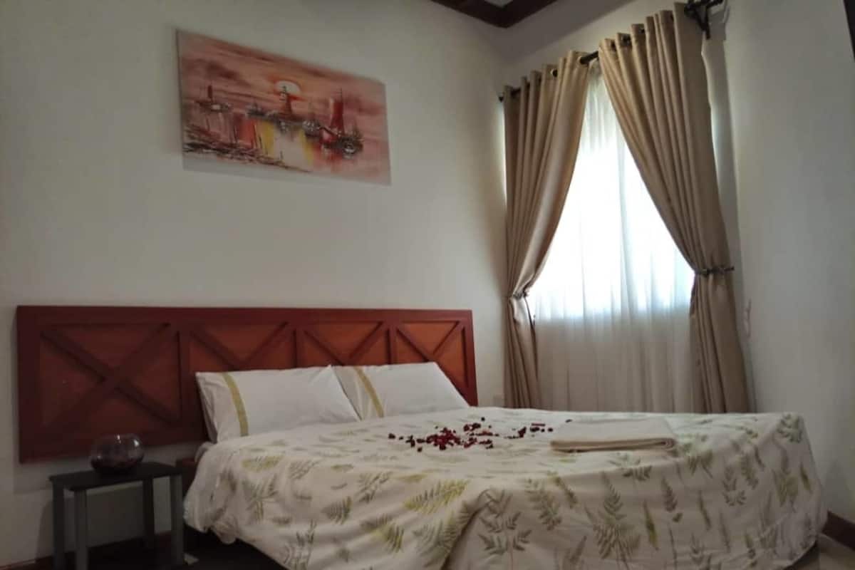 Double Room | In-room safe, desk, soundproofing, iron/ironing board
