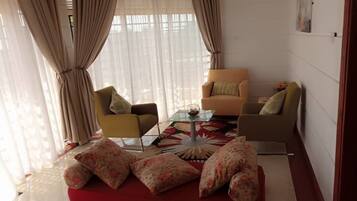 Family Room | Living room | Flat-screen TV