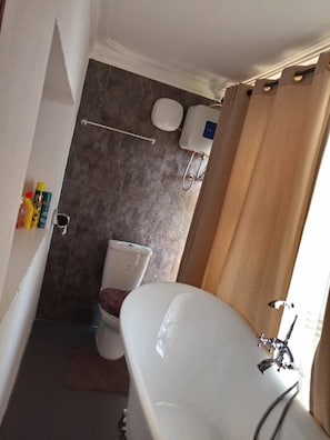 Bañera profunda, artículos de tocador gratuitos, secador de pelo