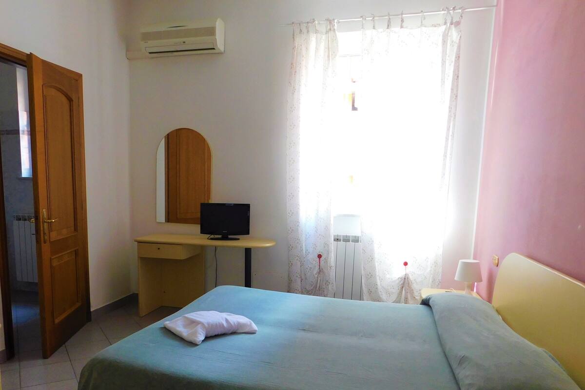 Quarto casal conforto, 1 cama Queen | 1 quarto, Wi-Fi de cortesia, roupa de cama