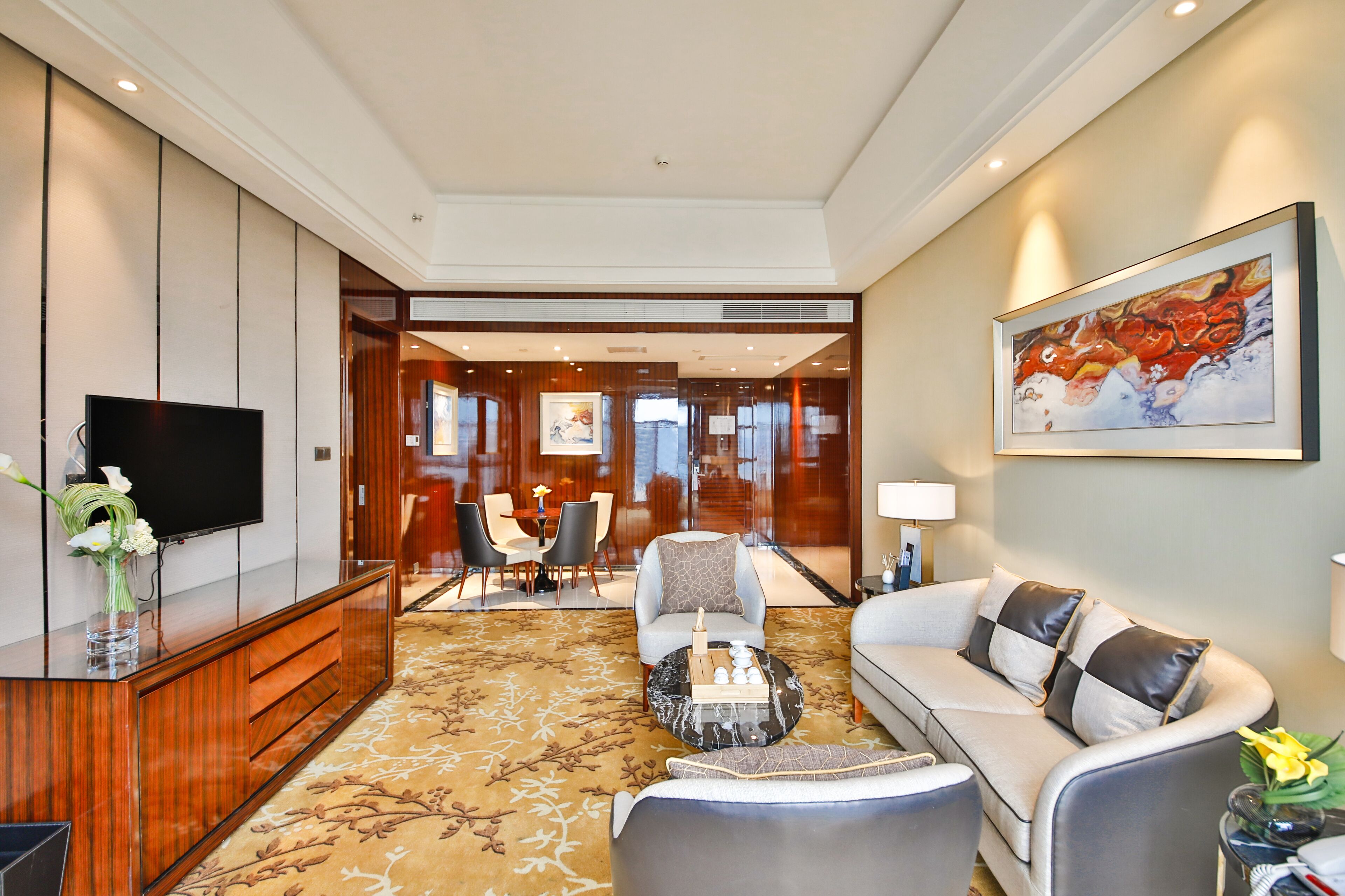 一房一厅套房 | 高档床上用品、羽绒被、客房内保险箱、办公桌