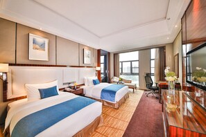 Premium bedding, down comforters, in-room safe, desk - Jianghai Country Garden Phoenix Hotel (Jiangmen)