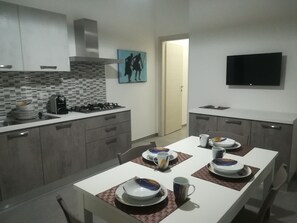 Kühlschrank, Mikrowelle, Ofen, Herdplatte