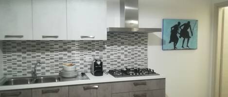 冰箱、微波炉、烤箱、炉灶