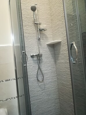 Habitación doble exclusiva | Regadera en el baño