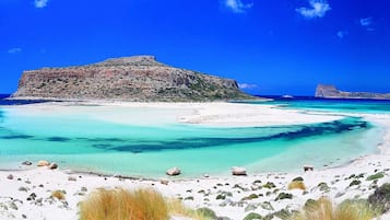 Perto da praia, areia branca, toalhas de praia