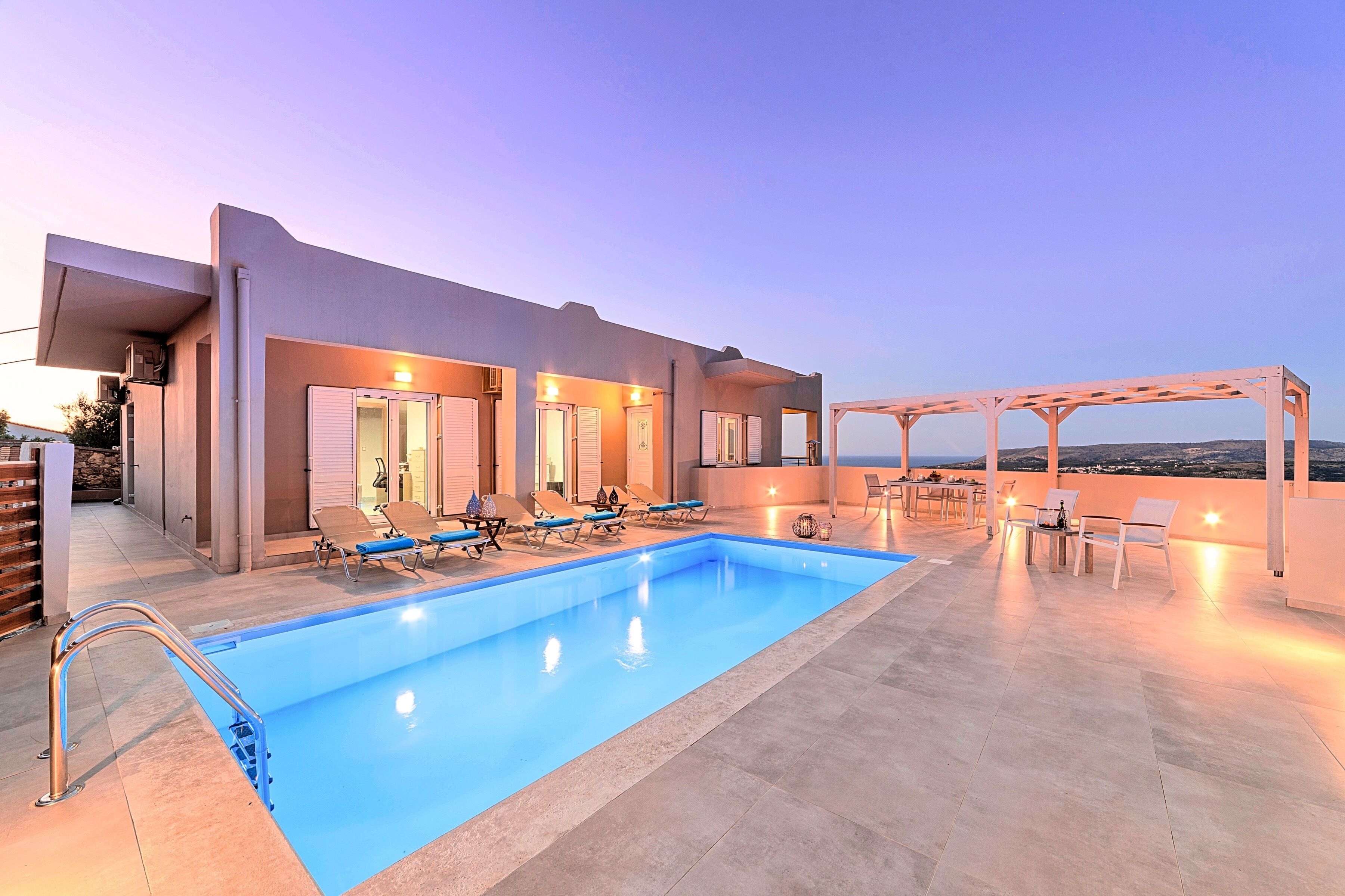 Piscina externa, piscina aquecida, guarda-sóis, espreguiçadeiras