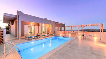 Piscina externa, piscina aquecida, guarda-sóis, espreguiçadeiras