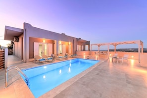 Outdoor pool, a heated pool, pool umbrellas, sun loungers - Villa di Giorgio Heated Pool (Apokoronas)