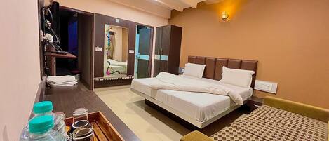 Kamar Double Deluks, pemandangan kota | Brankas, meja kerja, kedap suara, dan Wi-Fi gratis