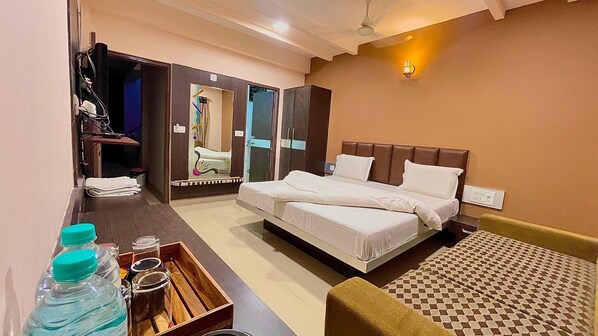 Deluxe Double Room, City View | In-room safe, desk, soundproofing, free WiFi