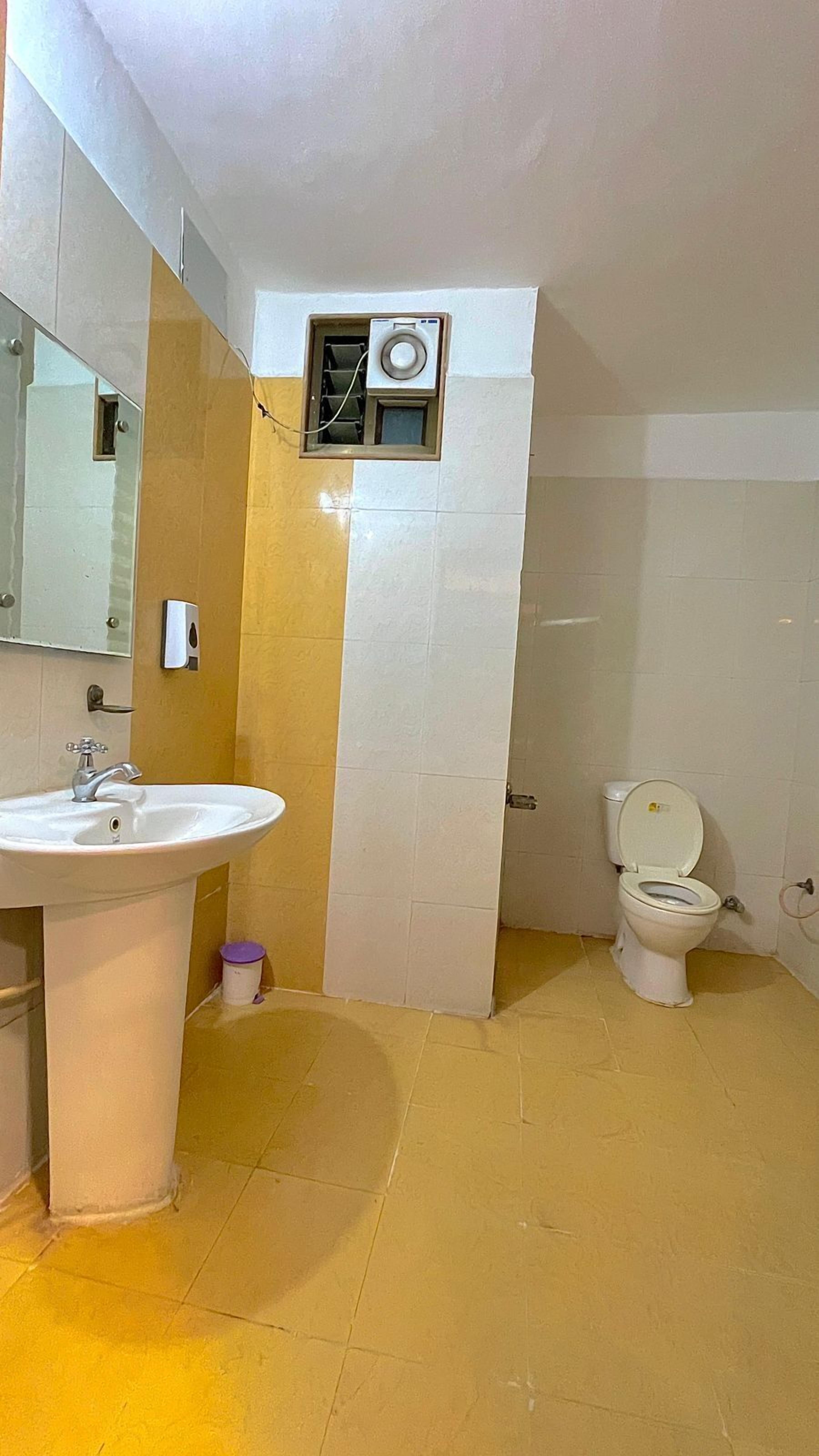 Een douche, gratis toiletartikelen, handdoeken