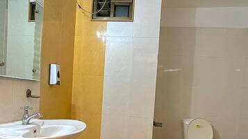 Een douche, gratis toiletartikelen, handdoeken