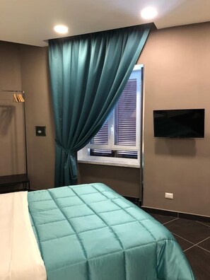 Comfort Double Room, 1 Queen Bed, City View | 1 bedroom, in-room safe, individually furnished, desk - Pit Stop Napoli Centrale (Naples)