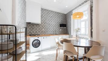 Appartement | Cuisine privée | Grand réfrigérateur, micro-ondes, four, plaque de cuisson