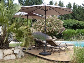 Una piscina al aire libre de temporada